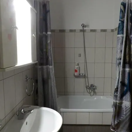 Akros Oikogeneiakon 1 *
